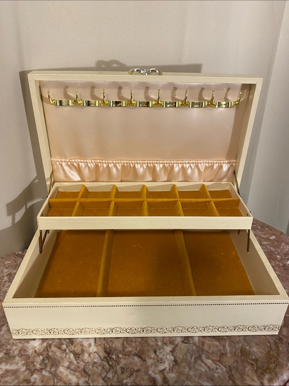 Vintage Mele Cream Faux Leather Jewelry Box Gold Scroll Design & Lift Out Tray